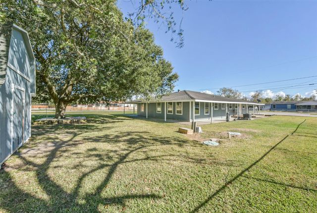 5511 Carriage Trails Drive, Mont Belvieu, TX 77523