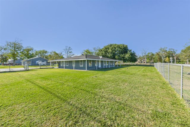 5511 Carriage Trails Drive, Mont Belvieu, TX 77523