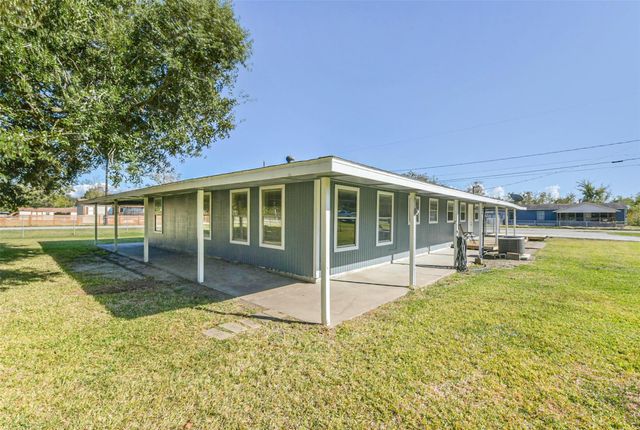 5511 Carriage Trails Drive, Mont Belvieu, TX 77523