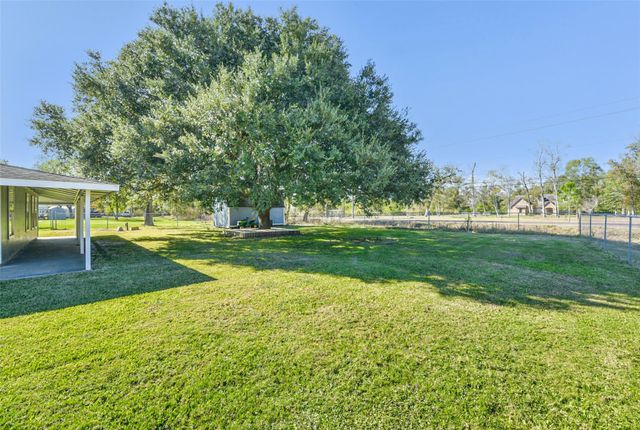 5511 Carriage Trails Drive, Mont Belvieu, TX 77523