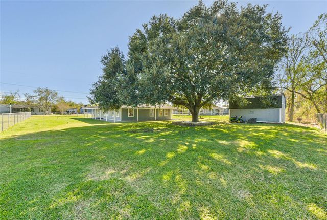 5511 Carriage Trails Drive, Mont Belvieu, TX 77523