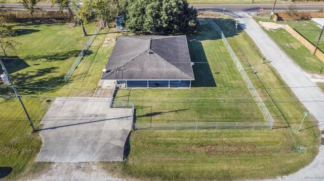 5511 Carriage Trails Drive, Mont Belvieu, TX 77523