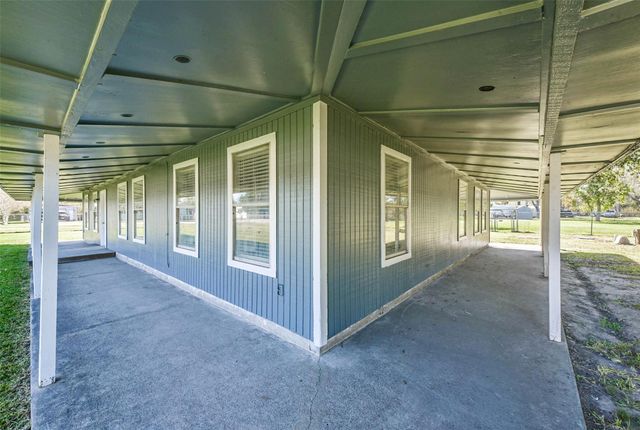 5511 Carriage Trails Drive, Mont Belvieu, TX 77523