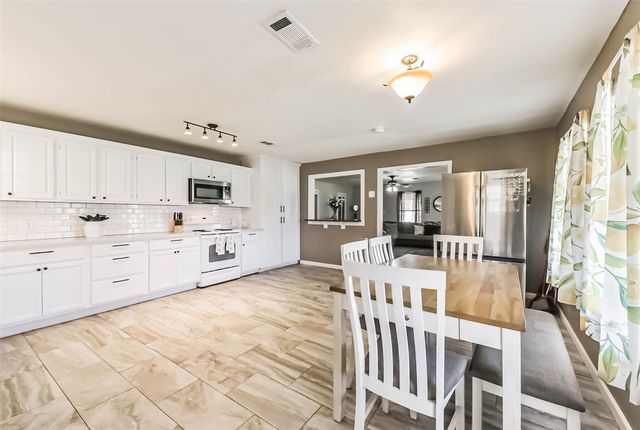 5511 Carriage Trails Drive, Mont Belvieu, TX 77523