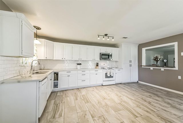 5511 Carriage Trails Drive, Mont Belvieu, TX 77523