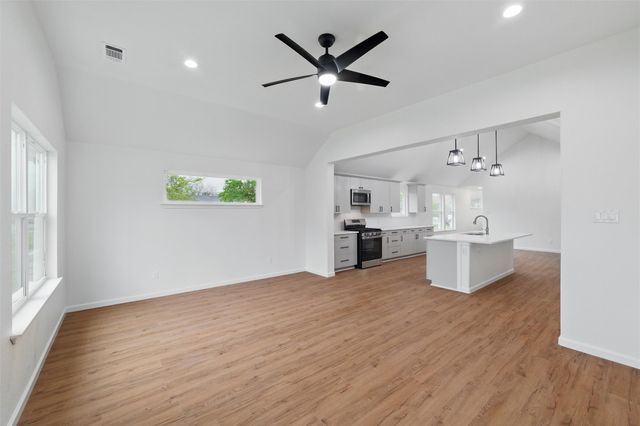 307 S Carlton Street, Ennis, TX 75119