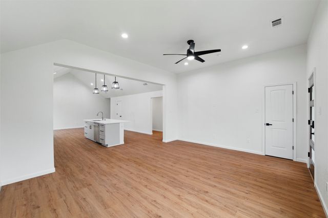 307 S Carlton Street, Ennis, TX 75119