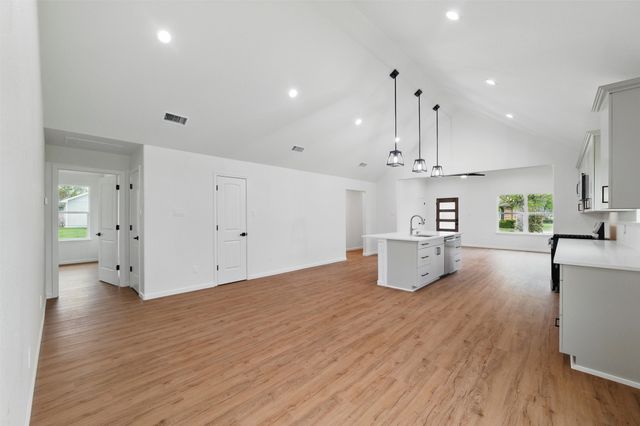 307 S Carlton Street, Ennis, TX 75119