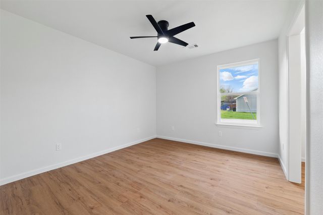 307 S Carlton Street, Ennis, TX 75119