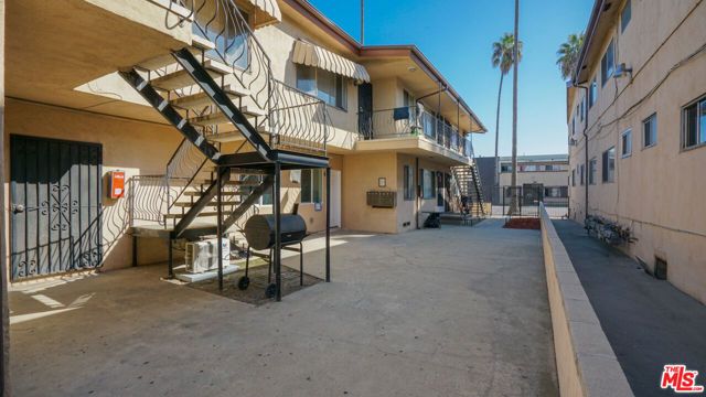 8425 S Western Avenue, Los Angeles, CA 90047