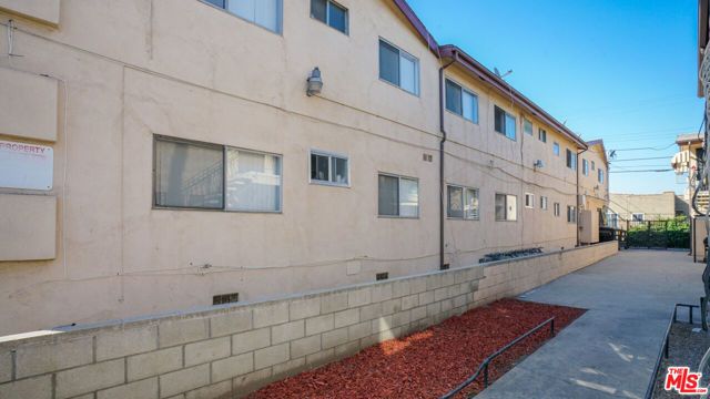8425 S Western Avenue, Los Angeles, CA 90047