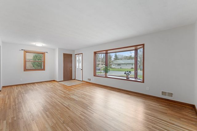 811 Pandora Drive NE, Fridley, MN 55432