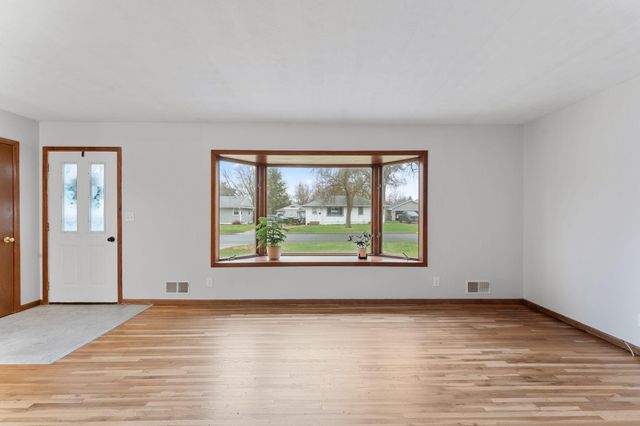 811 Pandora Drive NE, Fridley, MN 55432