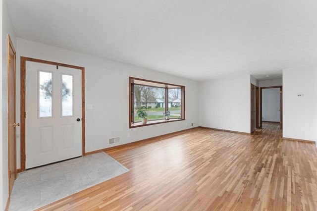 811 Pandora Drive NE, Fridley, MN 55432