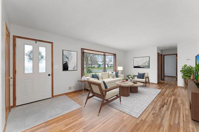 811 Pandora Drive NE, Fridley, MN 55432