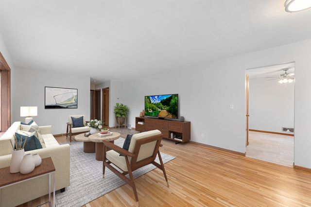 811 Pandora Drive NE, Fridley, MN 55432