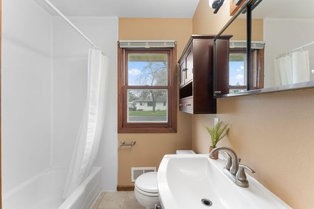 811 Pandora Drive NE, Fridley, MN 55432