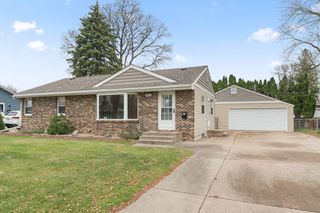 811 Pandora Drive NE, Fridley, MN 55432