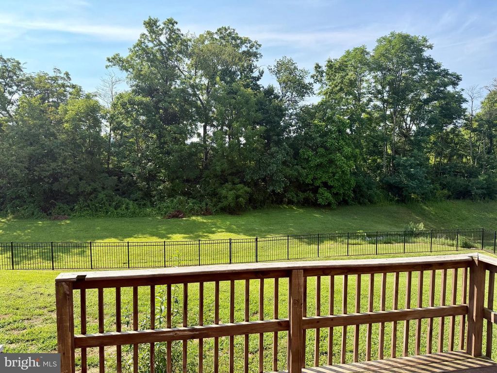 Image 3 of property listing at 98 CLOVER RUN, Abbottstown, PA 17301