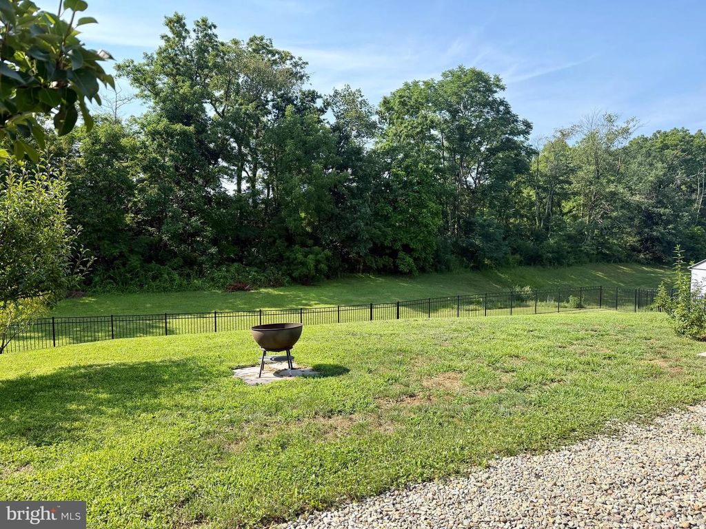 Image 4 of property listing at 98 CLOVER RUN, Abbottstown, PA 17301