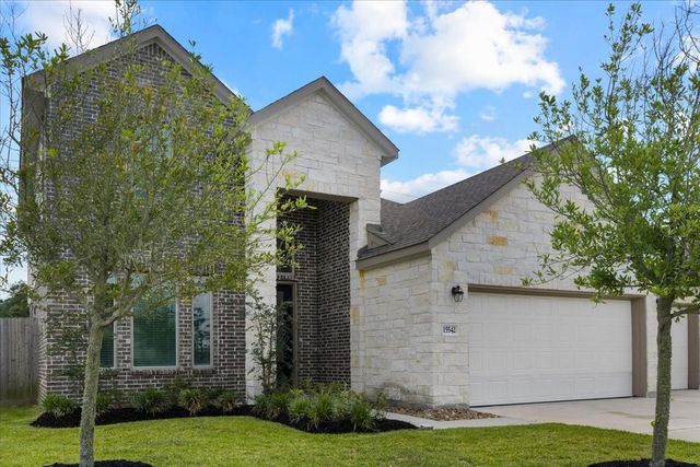 15542 Blue Lake Drive, Mont Belvieu, TX 77523