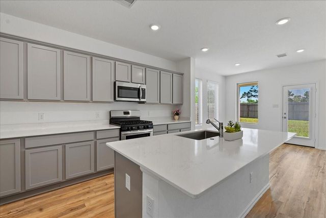 15542 Blue Lake Drive, Mont Belvieu, TX 77523