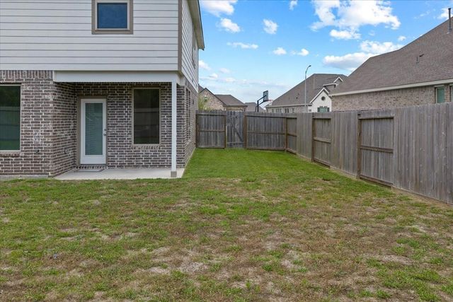 15542 Blue Lake Drive, Mont Belvieu, TX 77523