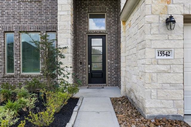 15542 Blue Lake Drive, Mont Belvieu, TX 77523