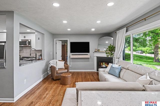9519 Chicago Street, Omaha, NE 68114