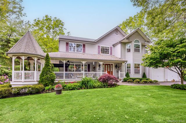 8 Frontier Trail, Manorville, NY 11949