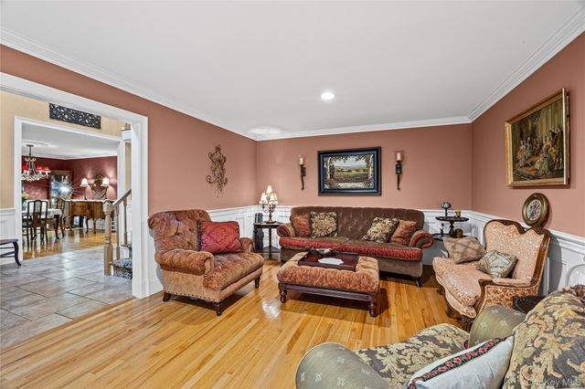 8 Frontier Trail, Manorville, NY 11949