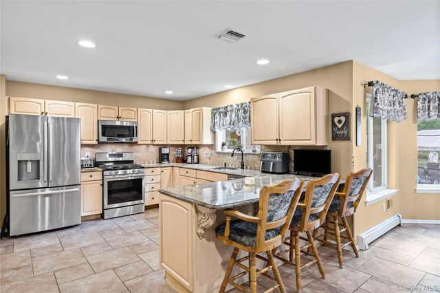 8 Frontier Trail, Manorville, NY 11949