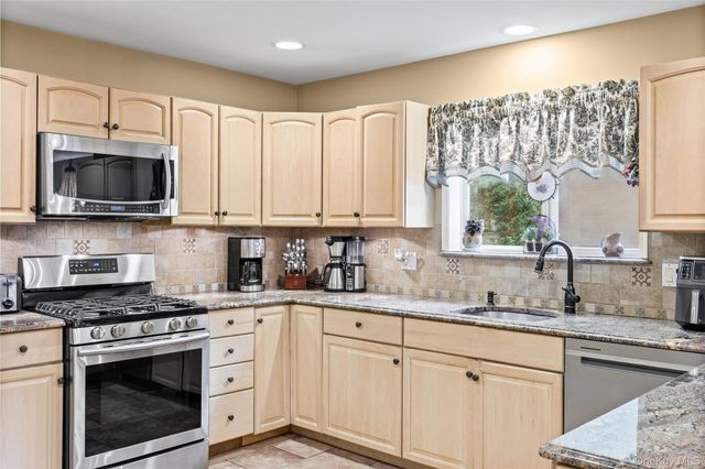 8 Frontier Trail, Manorville, NY 11949