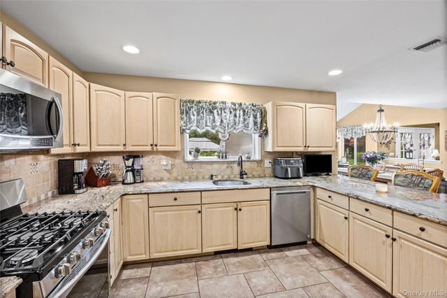 8 Frontier Trail, Manorville, NY 11949