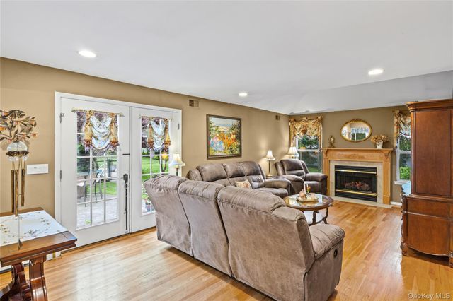 8 Frontier Trail, Manorville, NY 11949