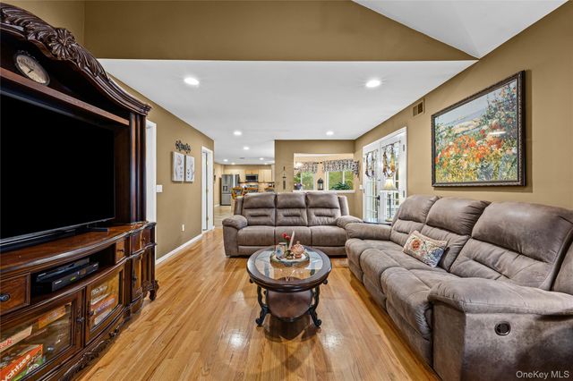 8 Frontier Trail, Manorville, NY 11949