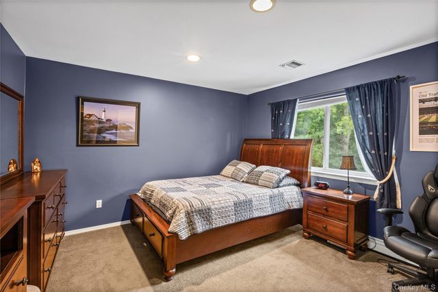 8 Frontier Trail, Manorville, NY 11949