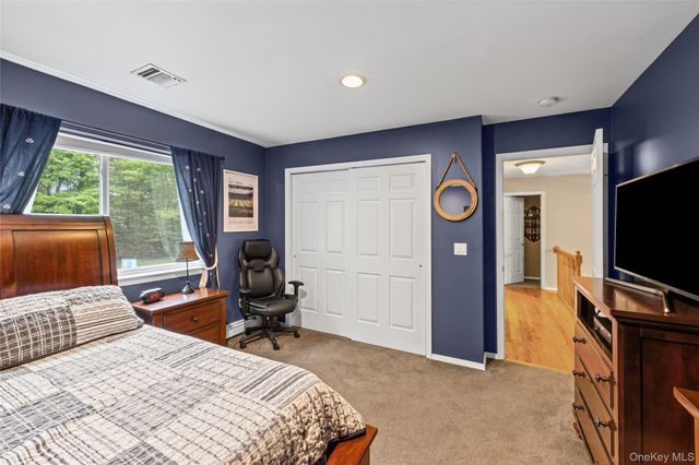 8 Frontier Trail, Manorville, NY 11949