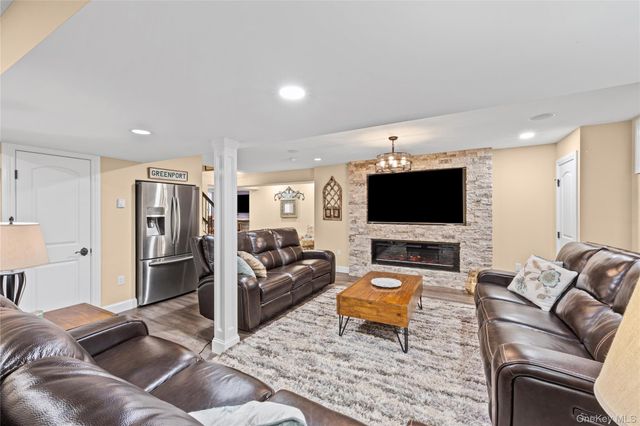8 Frontier Trail, Manorville, NY 11949