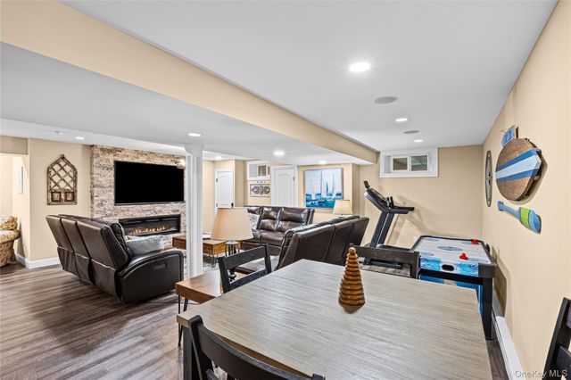 8 Frontier Trail, Manorville, NY 11949