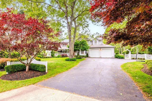 8 Frontier Trail, Manorville, NY 11949
