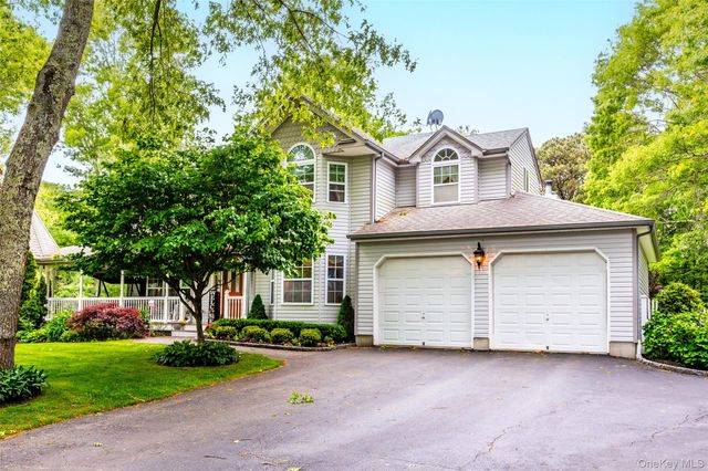 8 Frontier Trail, Manorville, NY 11949