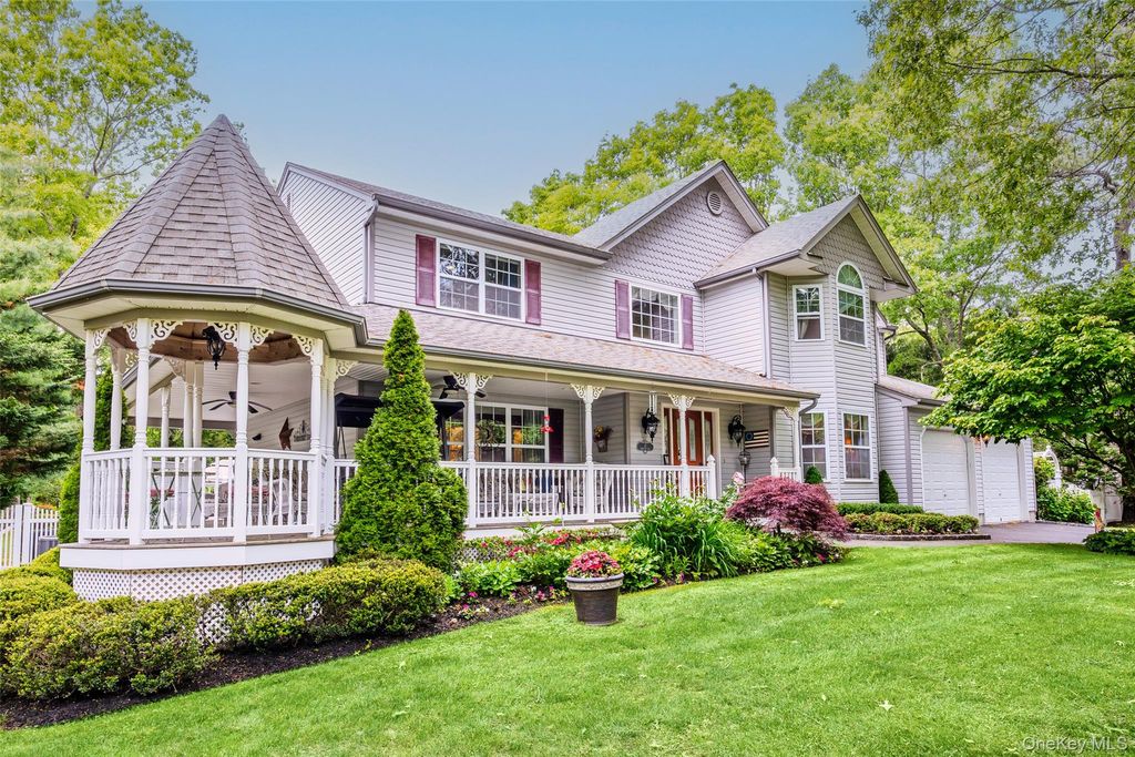 8 Frontier Trail, Manorville, NY 11949