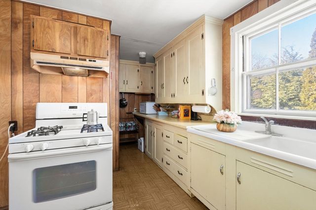 7 High St, Natick, MA 01760