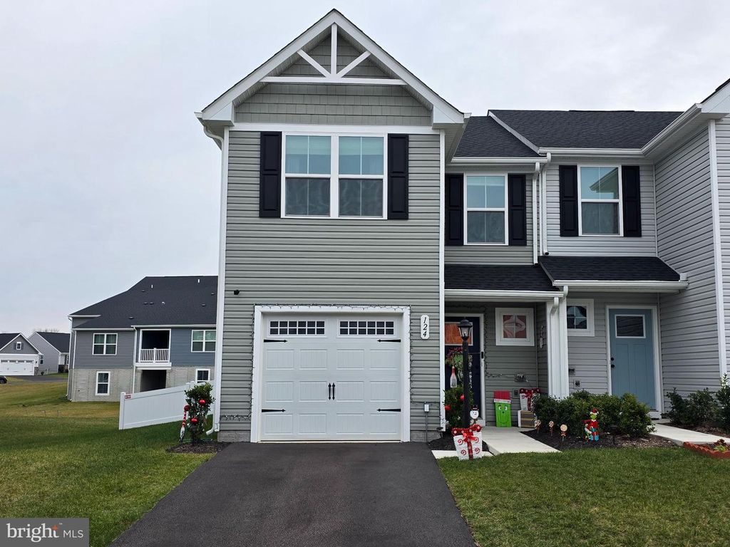 124 BIBURY ST, Martinsburg, WV 25405