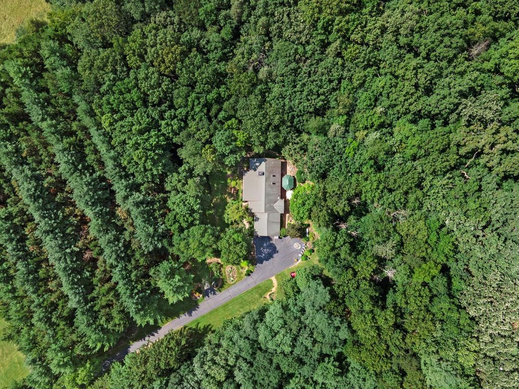 S98W32854 Genevieve DRIVE, Mukwonago, WI 53149