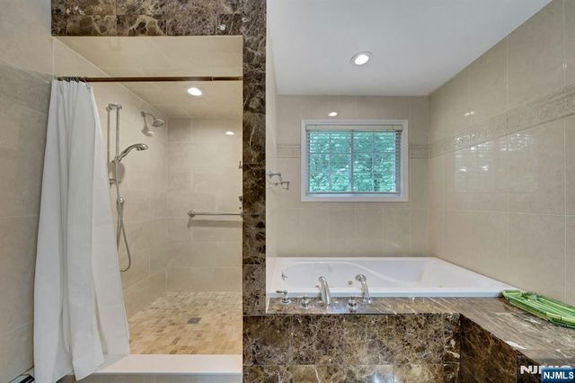 5 Pelican Court, Paramus, NJ 07652