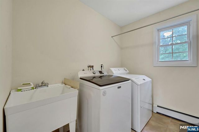 5 Pelican Court, Paramus, NJ 07652