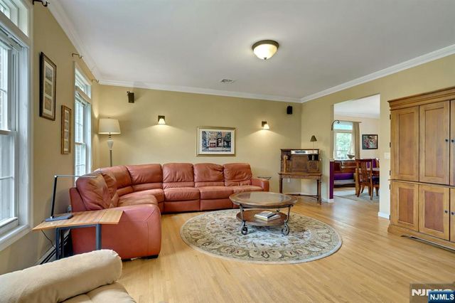 5 Pelican Court, Paramus, NJ 07652