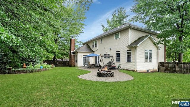 5 Pelican Court, Paramus, NJ 07652